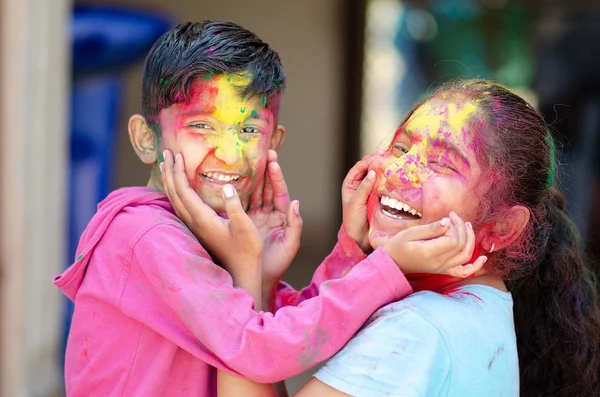 Jolis frères et sœurs adorables jouant avec les couleurs pendant le festival holi — Photo