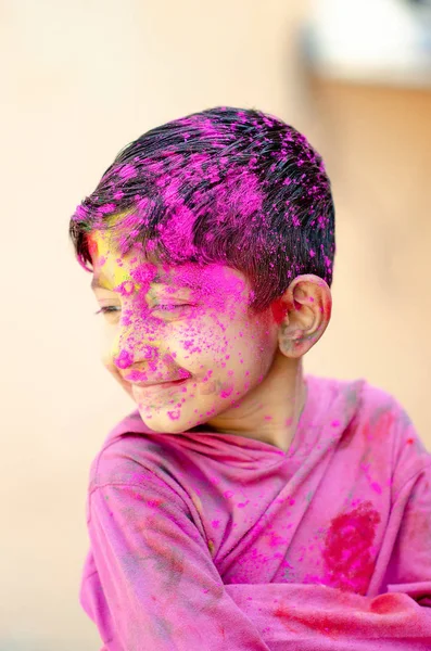 Schattig kindje Indiase jongen met gekleurd gezicht verf poweder co — Stockfoto