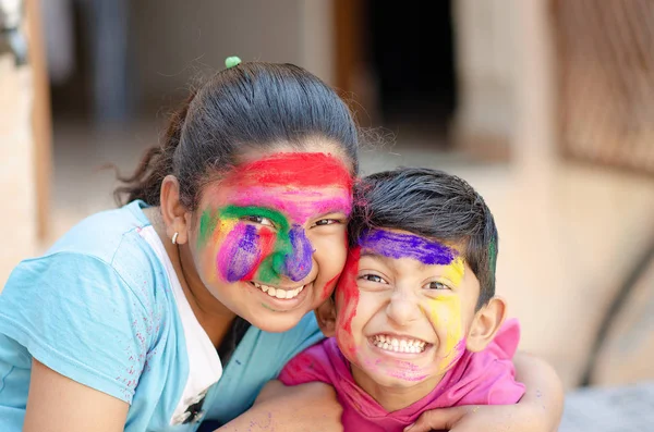 Χαριτωμένο αξιολάτρευτο αδέλφια, παίζοντας με τα χρώματα κατά τη διάρκεια του Φεστιβάλ holi — Φωτογραφία Αρχείου
