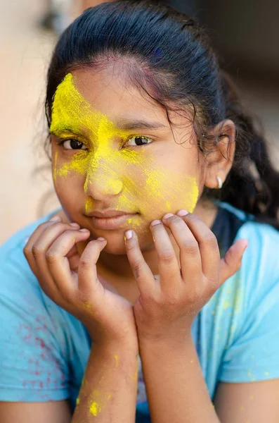 Módní Model dívka barevné obličej malovat. Krása Móda umění vykreslit boj — Stock fotografie