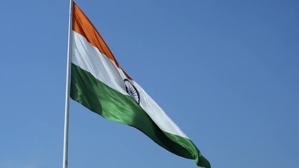 Stor Viftande Indiska Nationella Flaggan Tricolor Flyger Blå Himmel Utomhus — Stockvideo
