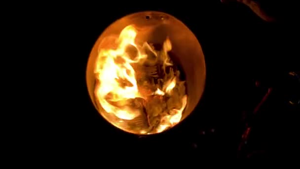 Люди Сидять Навколо Пожежі Потепління Вгору Зимову Ніч Тільки Кілька — стокове відео