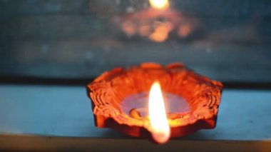 Noel arifesinde veya diwali eve ön görünüm de geceleri yanan Earthen dekoratif lamba