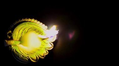 Noel arifesinde gece yanan earthen dekoratif lamba veya diwali eve Top görünümü