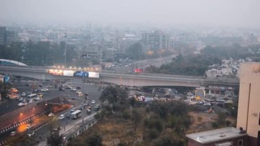 Akşam saatlerinde geçen şehir trafik karayolu araçlarının Ariel görünümü