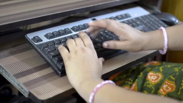 femme tapant sur le clavier de l'ordinateur de bureau PC gros plan vue du côté supérieur seulement les mains visibles 