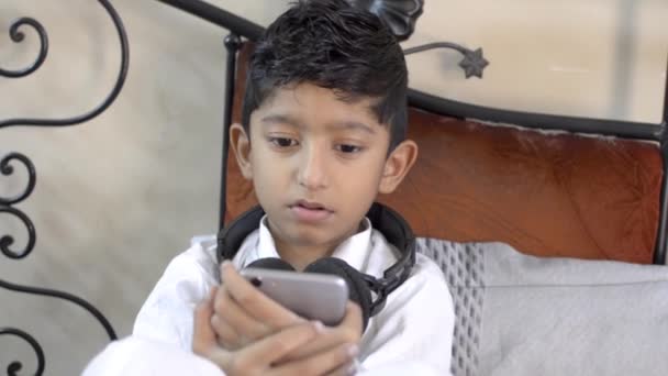 Mignon Petit Indien Asiatique Caucasien Garçon Enfant Sérieusement Regarder Téléphone — Video