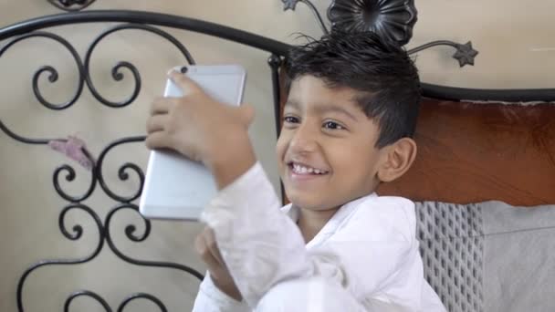 Lindo Adorable Poco Indio Asiático Caucásico Niño Tomando Divertido Selfies — Vídeo de stock