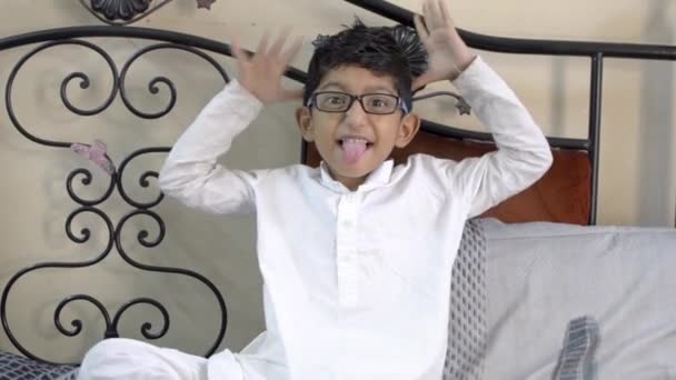 Смішний Глузування Маленький Хлопчик Дитина Язик Робить Обличчя Жест Руки — стокове відео