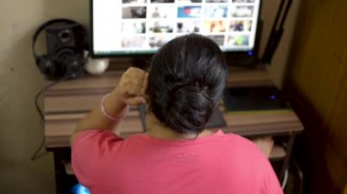 Boyun Omuz Ağrısı yorgun Hint asya kafkas kadın masaüstü pc bilgisayar üzerinde çalışıyor. Ev hanımı masaüstü ekranında okuma internet sitesi blogu tarama. Yakın arka açılı üst görünüm kapalı çekim.   