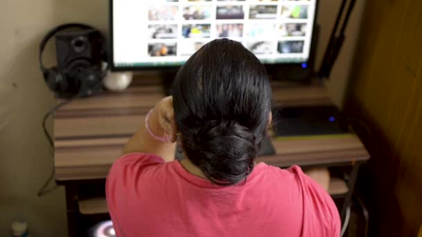 India Mujer Caucásica Asiática Camiseta Rosa Que Trabaja Escritorio Mano — Vídeos de Stock