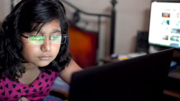 Geeky Ragazza Indiana Caucasica Asiatica Che Lavora Sul Computer Portatile — Video Stock