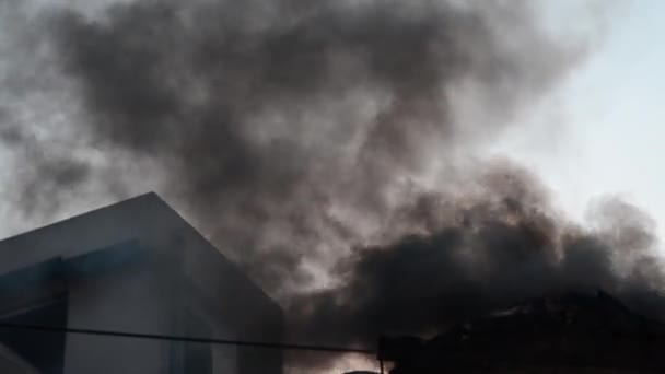 Asap Hitam Yang Membakar Rumah Keluar Dari Luar Rumah Siang — Stok Video
