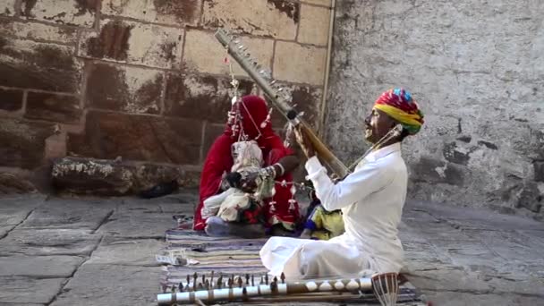 Traditionele Folk Zanger Ondertekenen Lied Uitvoeren Viool Spelen Het Openbaar — Stockvideo
