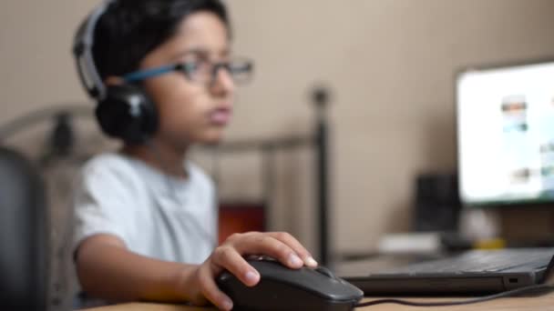 Bambino Ragazzo Che Lavora Laptop Indossando Cuffie Occhiali Occhiali Occhiali — Video Stock