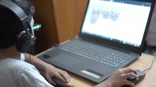 Rozkošný Indiánský Uličnický Chlapec Který Pracuje Přenosném Počítači Hraje Sluchátka — Stock video