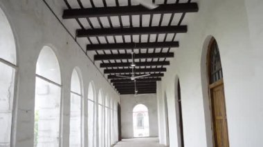 Tavan ön görünümü hayranları ile büyük pencereler dolu beyaz düz güzel modern iç çekim