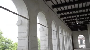 Beyaz düz güzel modern iç çekim tavan üzerinde fanlar ile büyük pencerelerin dolu atış kaydırma