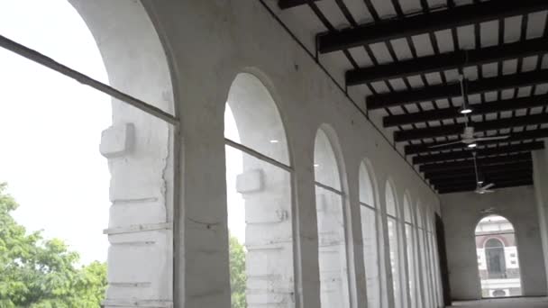 美丽的现代内部拍摄的白色平面充满了大窗户与风扇在天花板平移拍摄 — 图库视频影像