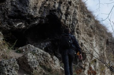 ağaçlar, nehir yakınındaki kaya. Sonbahar