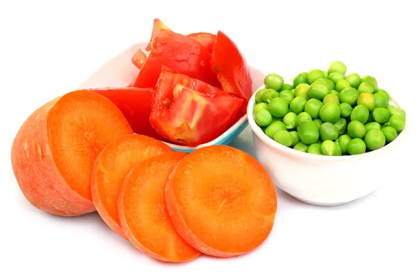 Tomates Fatiados Cenoura Ervilhas Verdes Isolados Sobre Fundo Branco — Fotografia de Stock