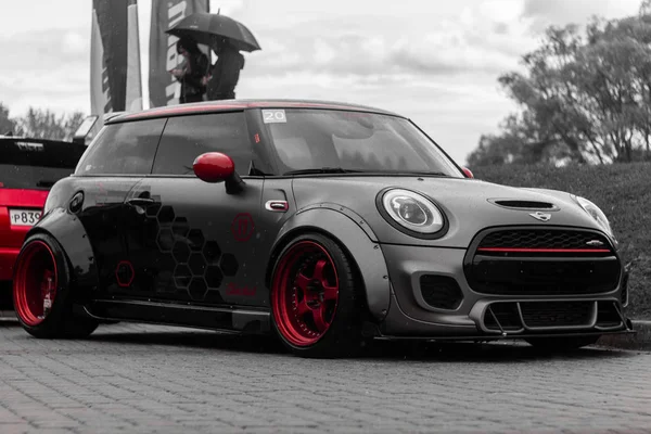 Roter Tuning Fließheck Sportwagen — Stockfoto