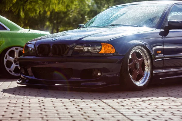 Cool Tuning Carro Após Chuva — Fotografia de Stock