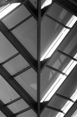 B & W gökyüzü cam tavanda