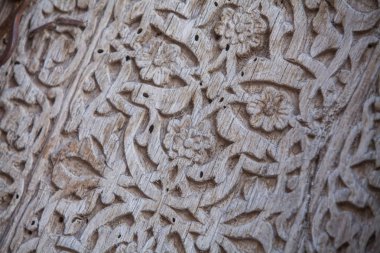 Ahşap bir kapı üzerinde Arapça süslemeleri yakından.