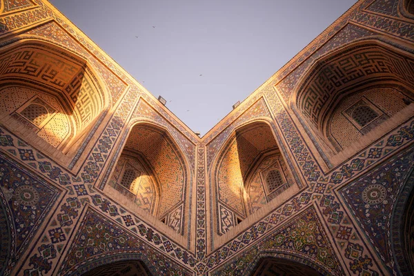 乌兹别克斯坦布哈拉的 Madrasa 门面彩色图像 — 图库照片