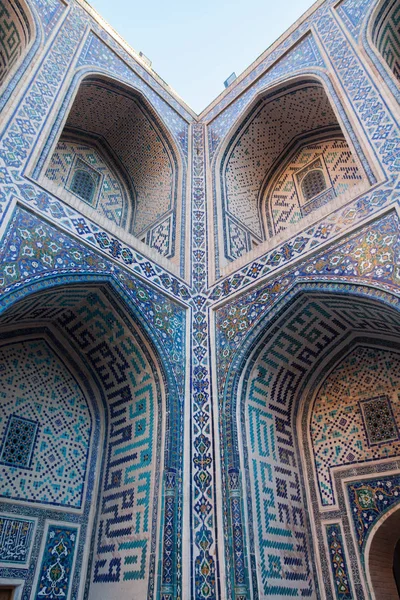 乌兹别克斯坦布哈拉的 Madrasa 门面彩色图像 — 图库照片