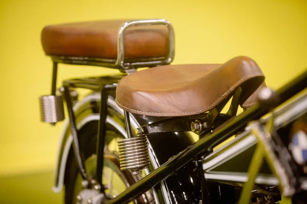 Imagem Colorida Uma Sela Couro Motocicleta Vintage — Fotografia de Stock