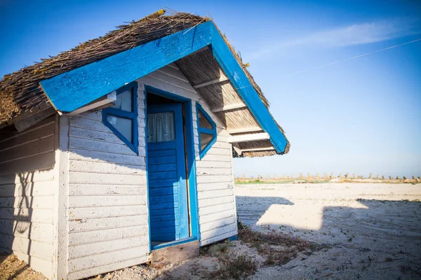 Mavi Beyaz Boyalı Kulübe Bir Deniz Tatil Köyünde — Stok fotoğraf