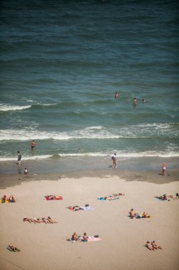 Mamaia, Romanya - 26 Mayıs 2018: Güneşli bir gün plajda, Mamaia, Romanya, Karadeniz zevk bazı turistler, yüksek açılı görünüş.