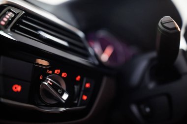 Bir otomobilin ışık anahtarı atış kapatmak.