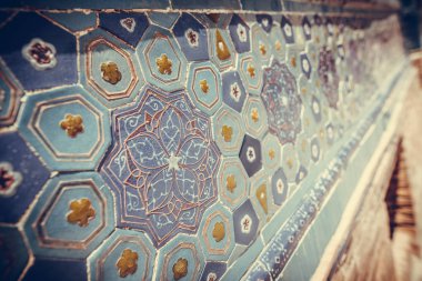 Bazı Arapça süslemeleri bir duvara bardak kadar kapatın.