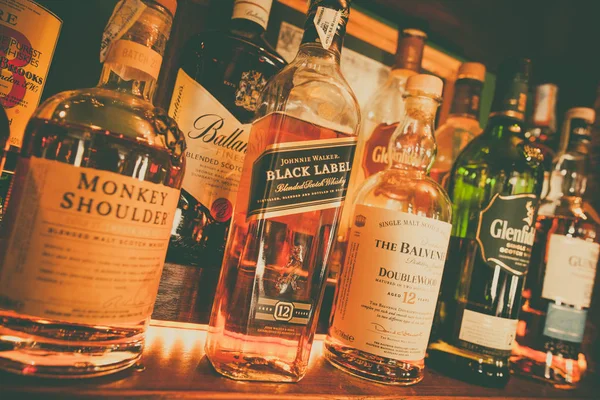 ブカレスト ルーマニア 2018 アルコールの様々 なボトルが表示されますブカレスト ルーマニアのバーで — ストック写真