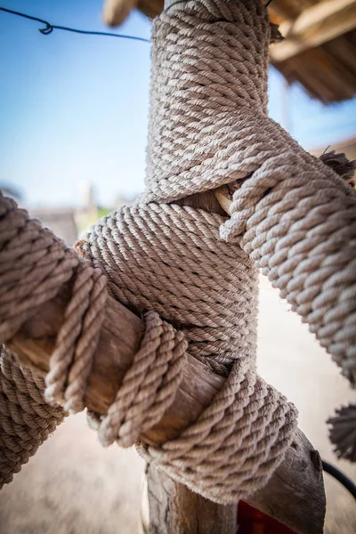 Kleurenafbeelding Van Sommige Houten Palen Vastgebonden Met Touw — Stockfoto