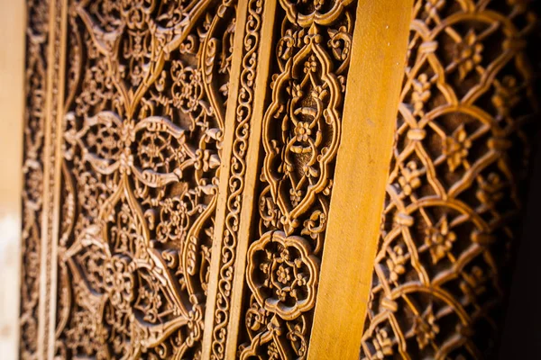 Ahşap Bir Kapı Üzerinde Arapça Süslemeleri Yakından — Stok fotoğraf