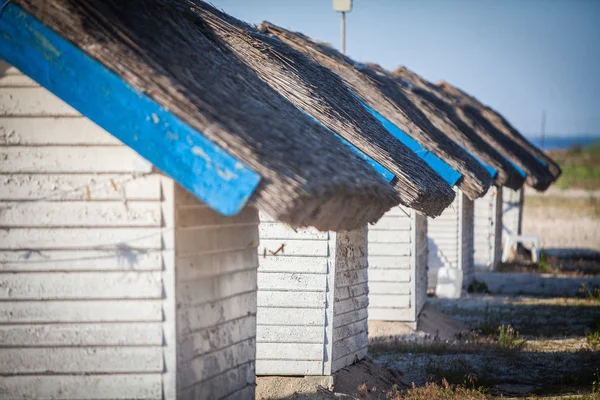 Mavi Beyaz Sıra Boyalı Kulübeler Bir Deniz Tatil Köyünde — Stok fotoğraf