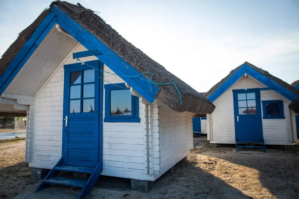 Mavi Beyaz Sıra Boyalı Kulübeler Bir Deniz Tatil Köyünde — Stok fotoğraf