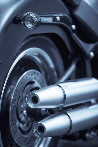 ビンテージ バイクの二重排気管のクローズ アップ — ストック写真