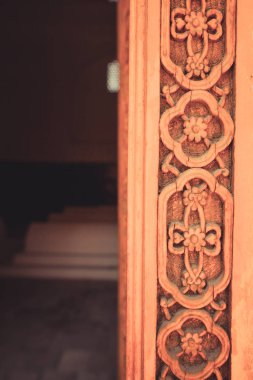 Ahşap bir kapı üzerinde Arapça süslemeleri yakından.
