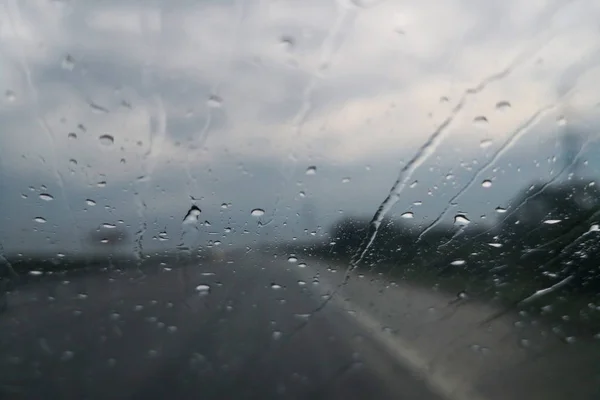 Imagen Del Parabrisas Coche Conduciendo Bajo Lluvia —  Fotos de Stock