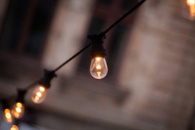 Çelenk akşam ışıklar ile renkli görüntü.