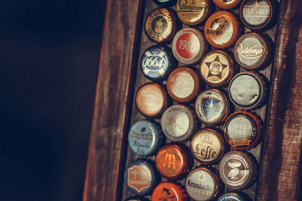 ブカレスト ルーマニア 2018 ブカレスト ルーマニアの壁に表示されるいくつかのブランドのビールのボトル キャップの例示の編集画像 — ストック写真