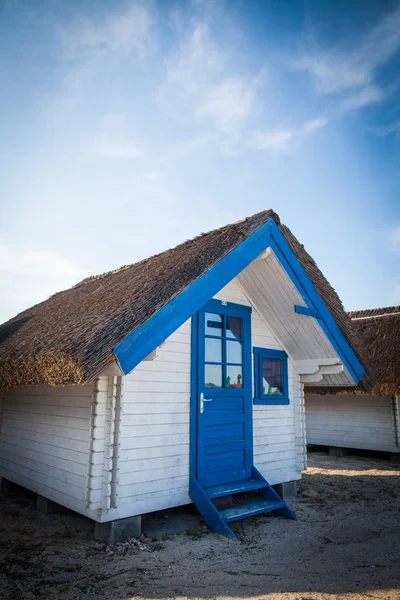 Mavi Beyaz Sıra Boyalı Kulübeler Bir Deniz Tatil Köyünde — Stok fotoğraf