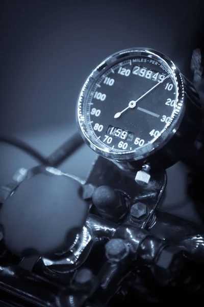 用老式摩托车速度计近距离拍摄 — 图库照片