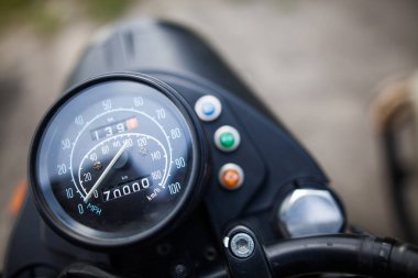 Eski bir motosikletin hız göstergesi ile yakın çekim..