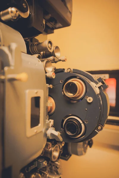 在电影院大厅里拍摄一张老式电影放映机 — 图库照片